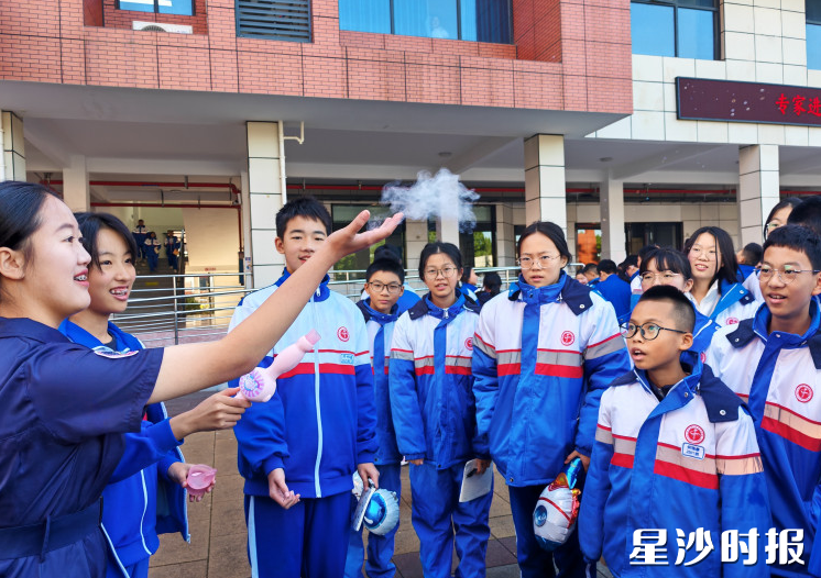 学生观看精彩的科学实验。学校供图