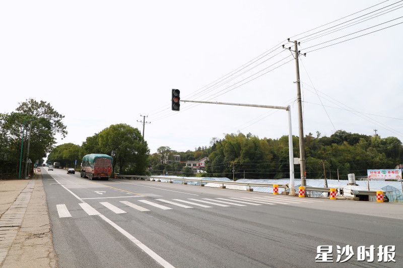 在X002县道由北往南方向，路面已加宽3.75米，并专门设置50米转弯专用道。均为阮霖浩 摄