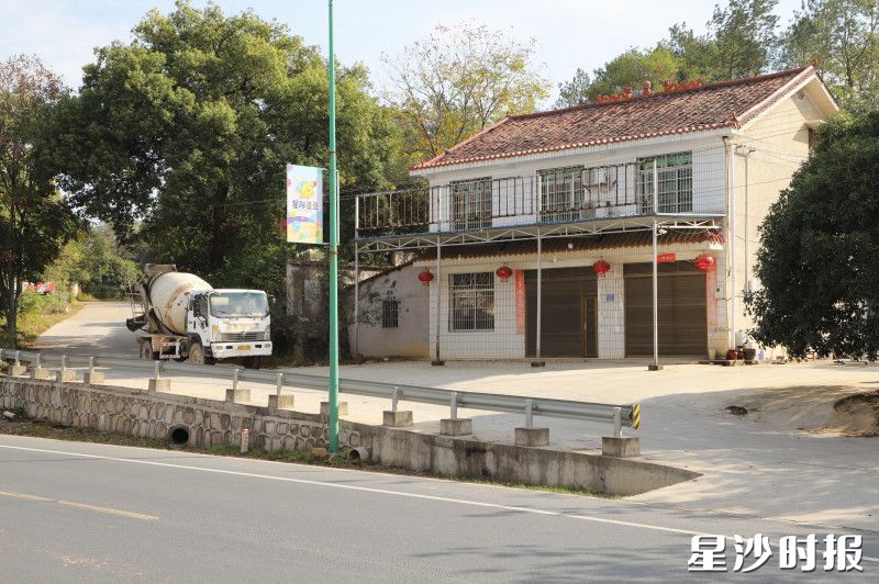 一辆混凝土搅拌车平稳驶过路口，曾经的安全隐患不复存在。