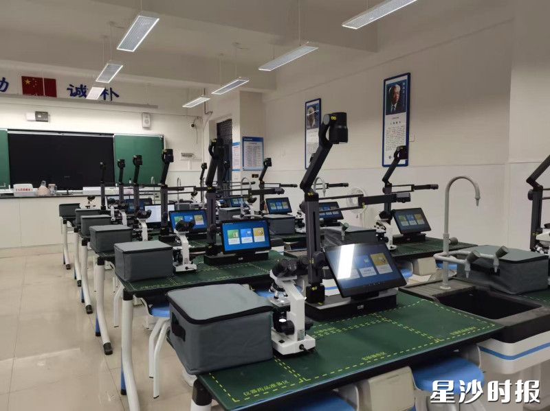 图为长沙市南雅星沙实验中学新增的生物考场。均为县教育供图