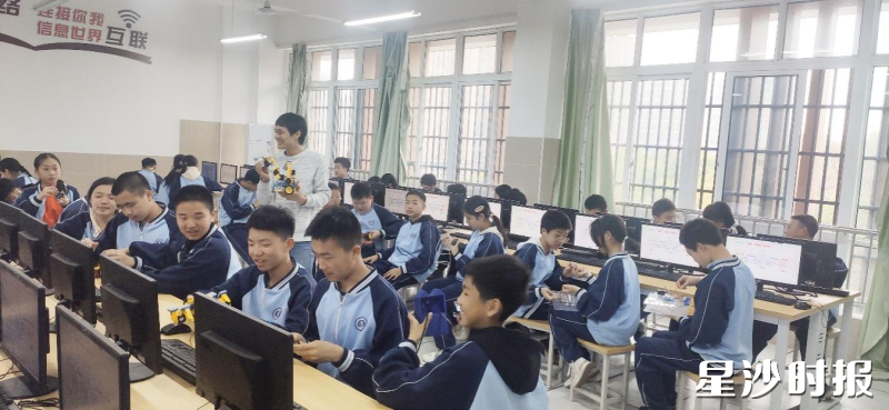 图为长沙市天华中学学生在新装的电脑上上信息技术课。