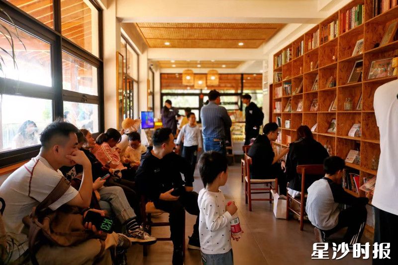 正值周末，大沙里咖啡书屋店内游客络绎不绝。史钰晗 摄