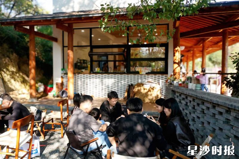 休息区坐满了游客，桌位一座难求。史钰晗 摄