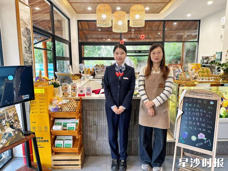 金融专员和店员合影。星沙农商银行供图