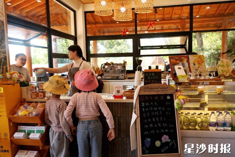 游客正在点单。史钰晗 摄