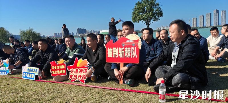 大家席地而坐，开展理论学习。县交通运输局供图