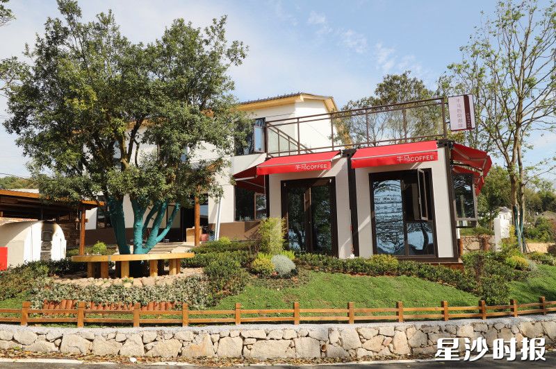 午后的阳光穿过“谭坊水美”的山林，落在新修缮的“牛马COFFEE”红色遮阳篷上。均为阮霖浩 摄