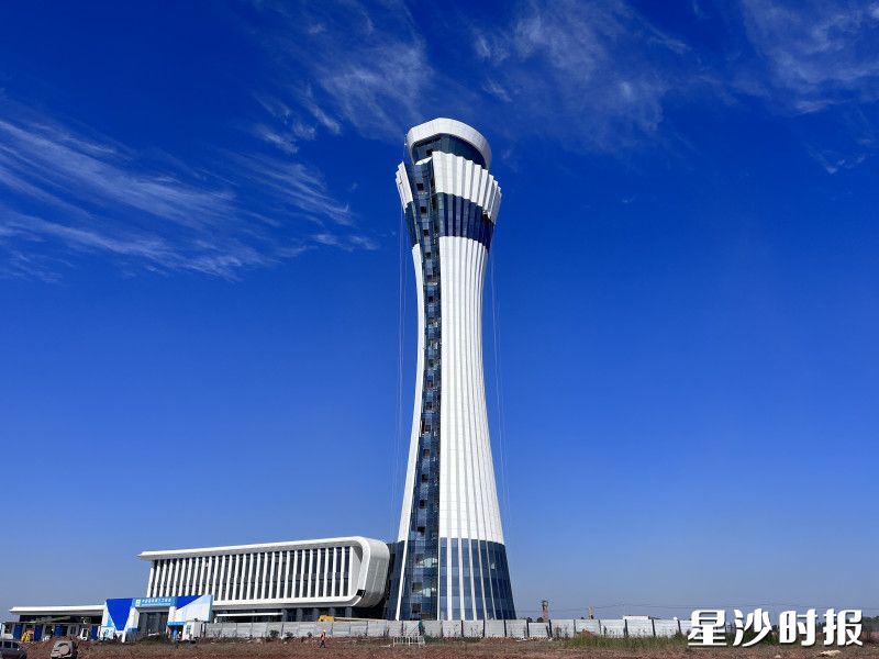 长沙机场改扩建工程预计2026年建成投用，将进一步夯实长沙作为中部地区航空枢纽的核心地位。图为T3航站楼配套新塔台。王俊 摄