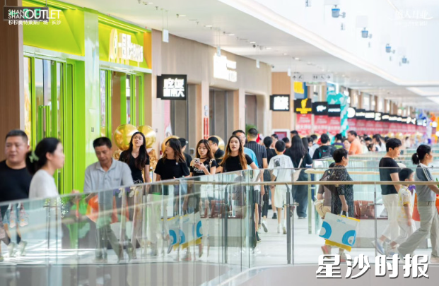 杉杉奥莱商场里，前来购物消费的市民络绎不绝。均为各相关单位供图