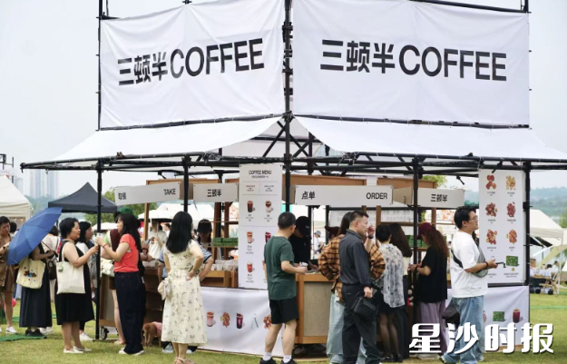 咖啡集市吸引了众多市民前往打卡消费。