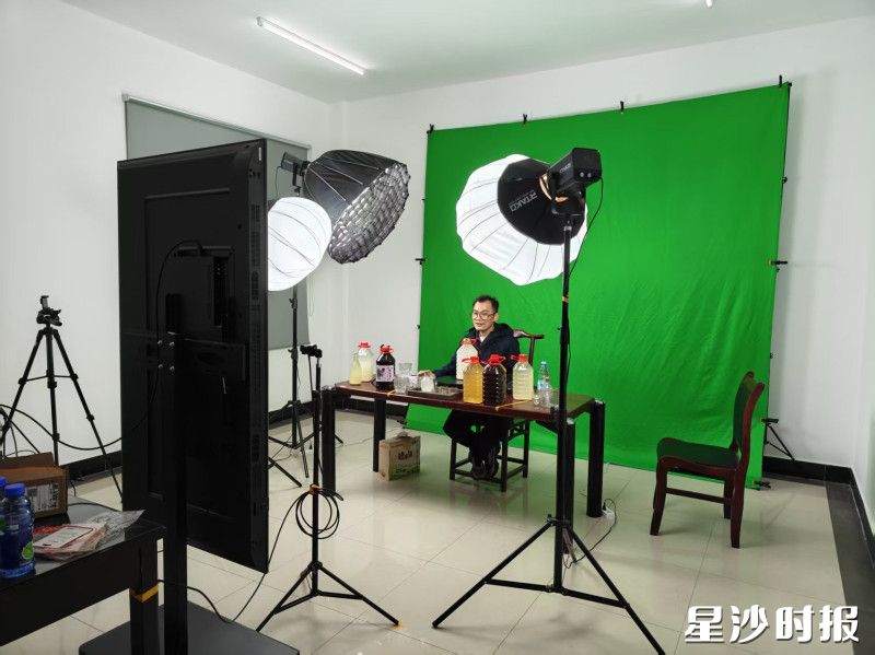 图为创业者利用“繁花驿达”项目的振兴驿站将农产品进行线上销售。