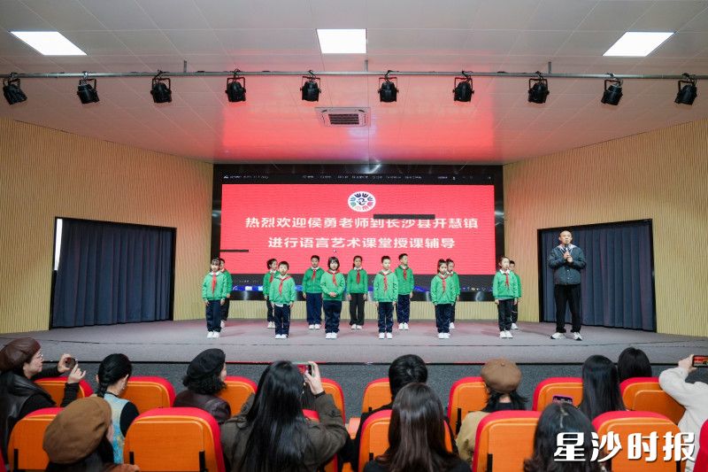 侯勇老师进行语言艺术课堂授课辅导。周汝洁 摄