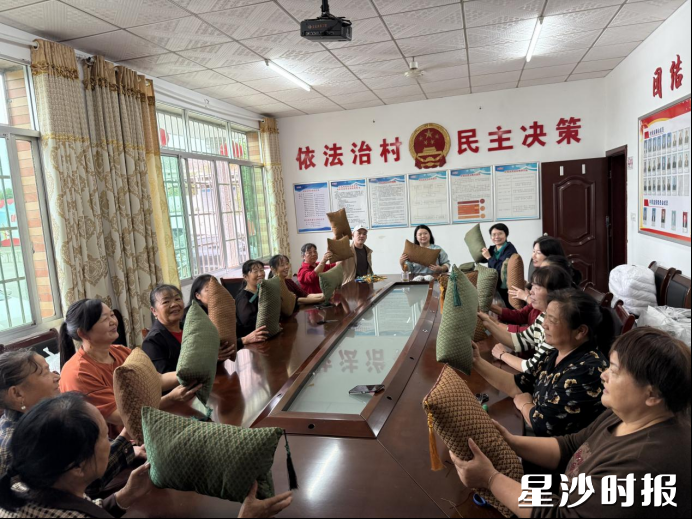 村民们在村部学习非遗手工香枕制作。
