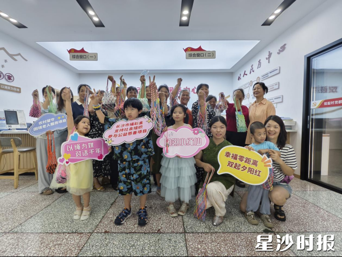 中国结技艺指导老师带着当地妇女们系统学习平结、盘长结等传统技法。