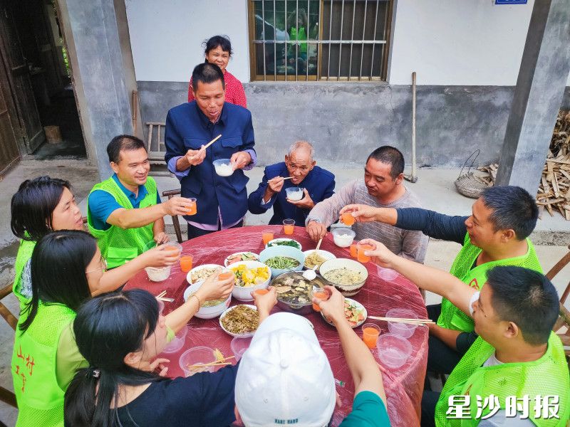 树湘公益服务中心常态化开展“温暖餐桌”公益活动。