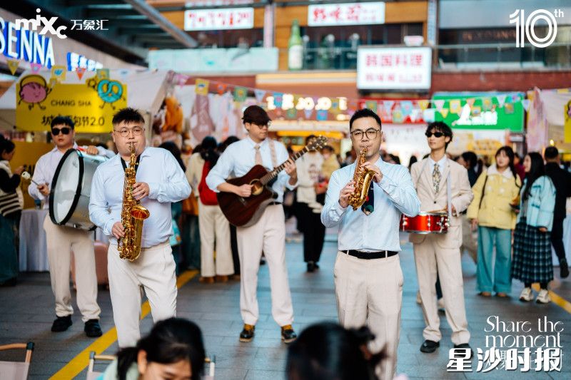 BIGBAND爵士乐队巡游队伍以欢快的萨克斯旋律穿过人群，引得市民驻足。