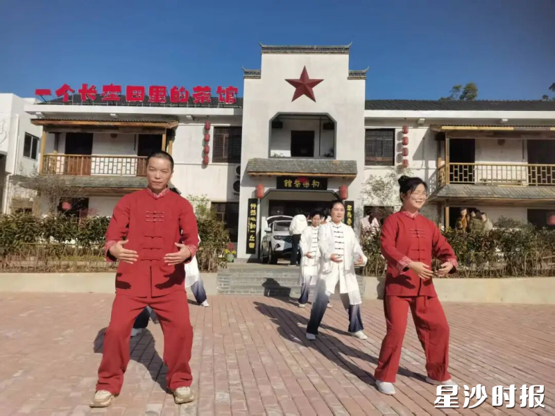 开慧卫生院的中医医师们完整演示了八段锦。均为长沙县卫健局供图