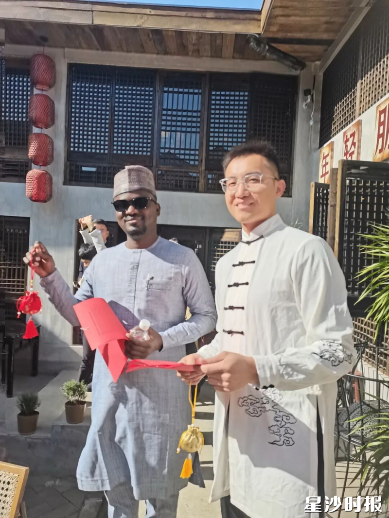 来自美国的友人对精巧的香包好评不断。