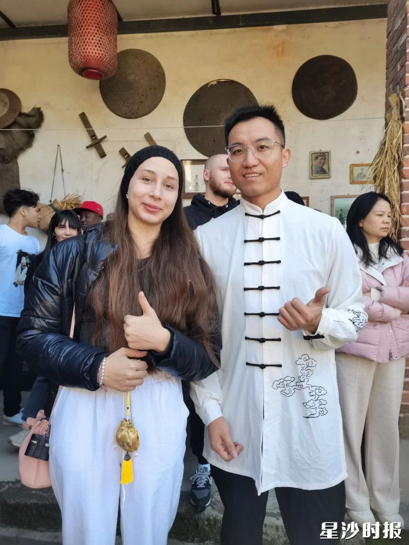 活动结束后,留学生们纷纷和开慧镇卫生院的八段锦医师团队合影。