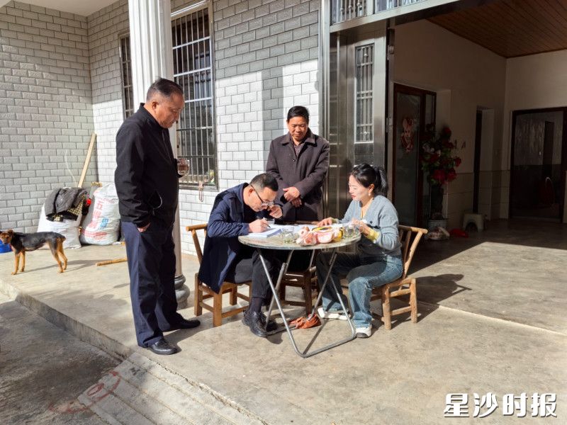 项目最后一户签约。安沙镇供图