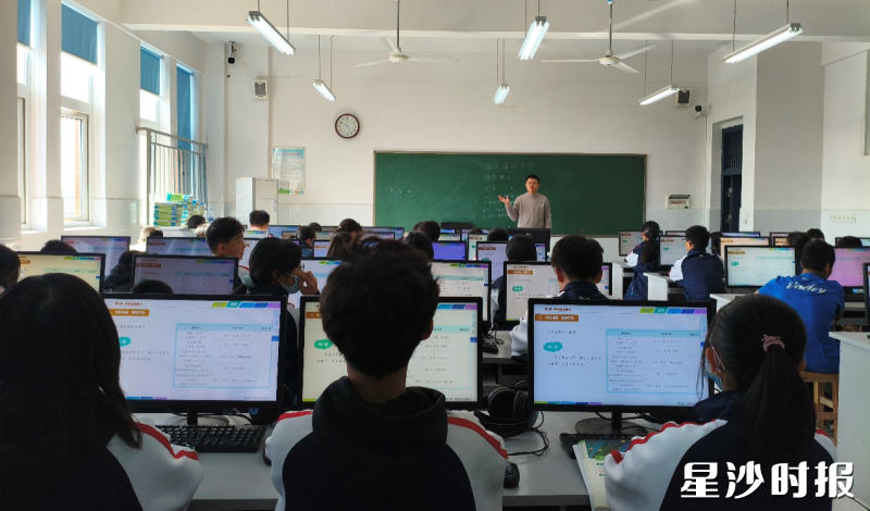 长沙县第一中学长桥学校的学生在上信息科技课。
