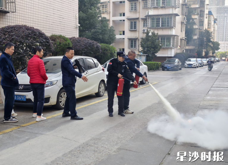 居民们在专业人员指导下，拿起灭火器进行实操。通讯员供图