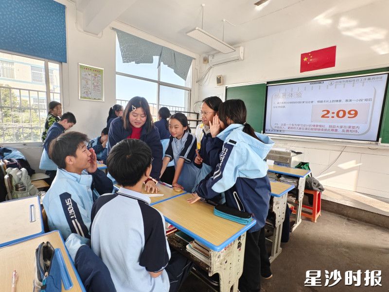 图为课堂现场，小组讨论环节。临空教育集团供图