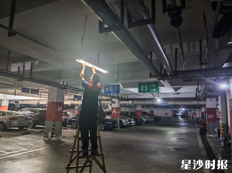 社区与物业投入专项资金，更换地下车库150余盏LED灯具，显著提升照明效果。县住房城乡建设局供图
