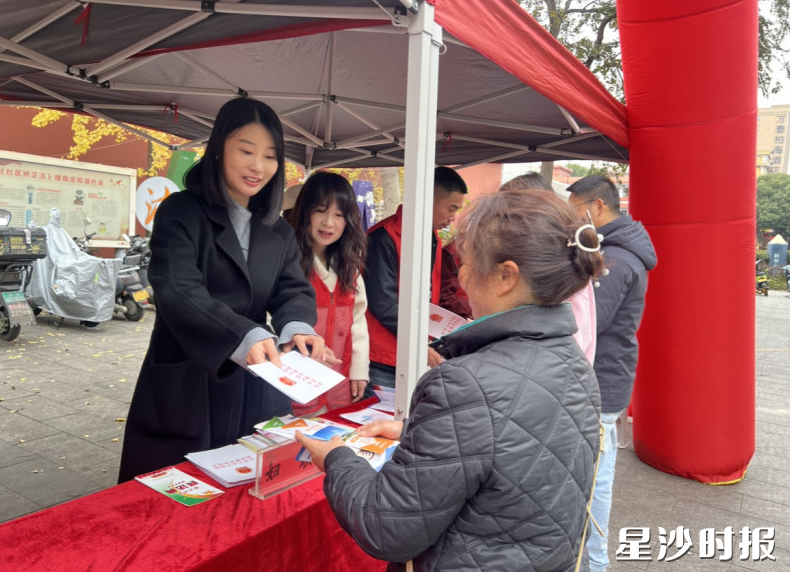 市民群众来到普法点咨询。均为黄花镇供图 市民群众来到普法点咨询。均为黄花镇供图