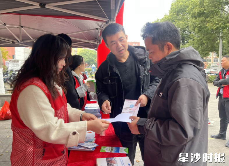 工作人员现场为市民群众讲解法律知识。 工作人员现场为市民群众讲解法律知识。