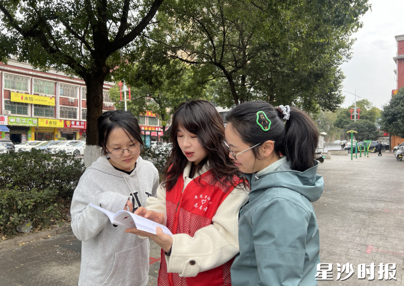 工作人员走进湖南都市职业学院内普法。 工作人员走进湖南都市职业学院内普法。