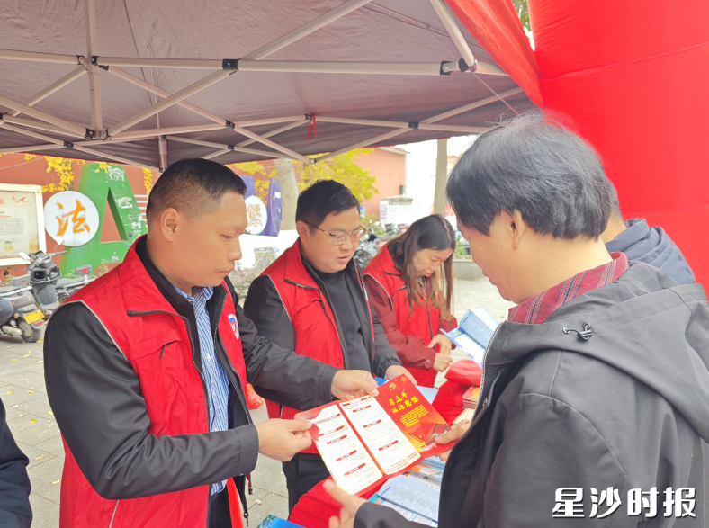 活动现场,工作人员向市民发放图文并茂的宣传手册。 活动现场,工作人员向市民发放图文并茂的宣传手册。