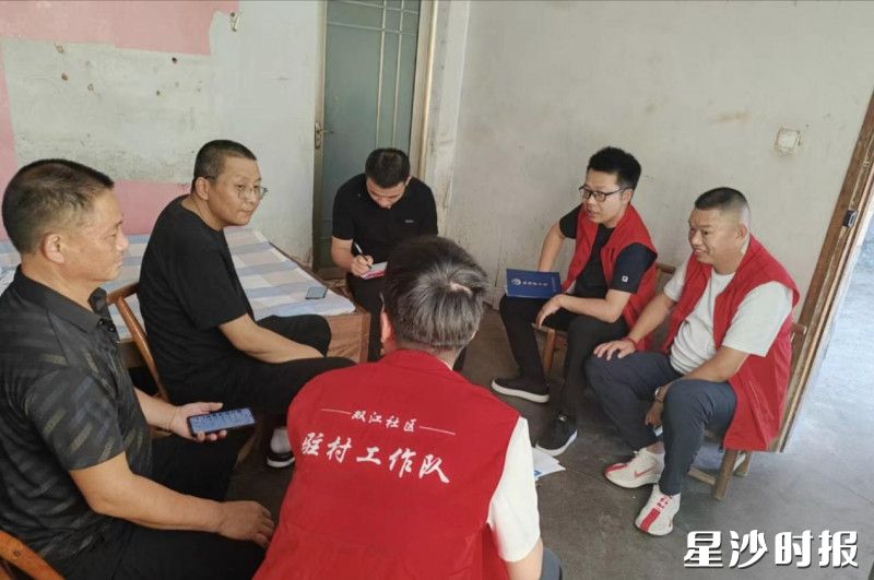 工作队主动走进居民家中开展精准帮扶。通讯员供图