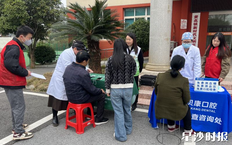 市民群众在咨询口腔健康问题。均为黄花镇供图