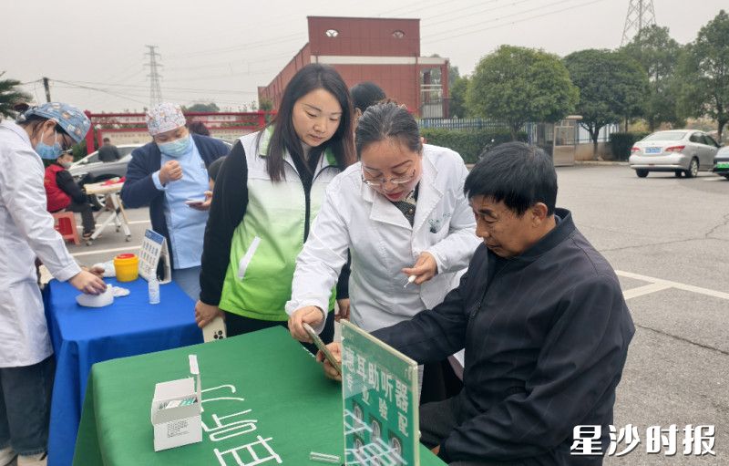 工作人员开展专业听力检测与耳道清洁服务。