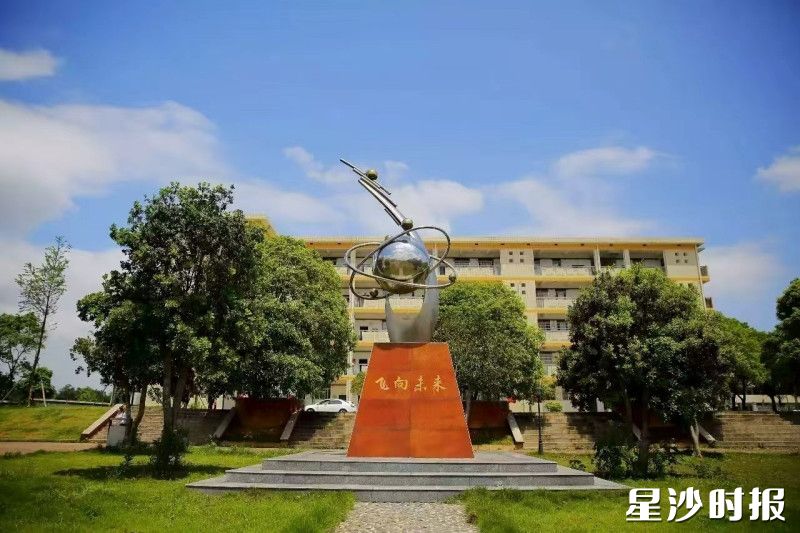 图为福临中学校园，环境清幽。