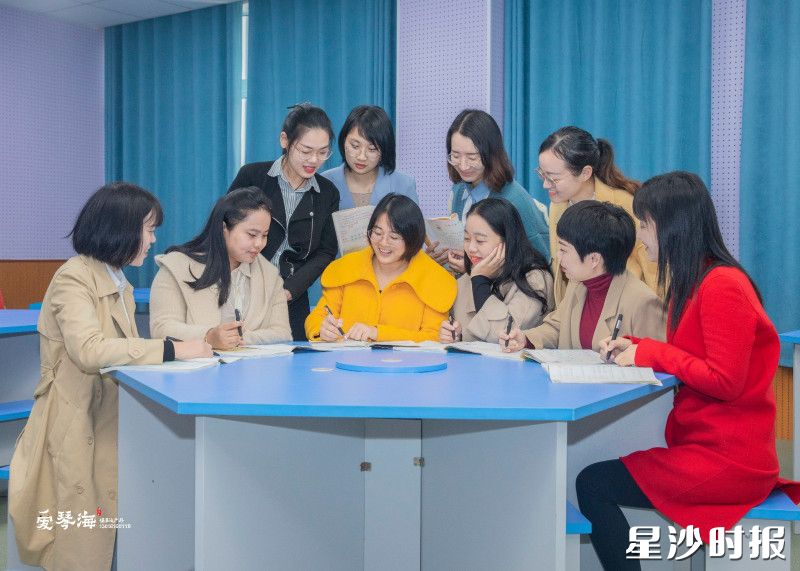 图为湖南师大附中星沙实验学校的教师集体备课现场。