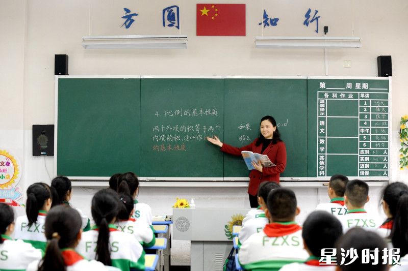 图为教师沈力参与优课定档活动，为学生们讲解知识。