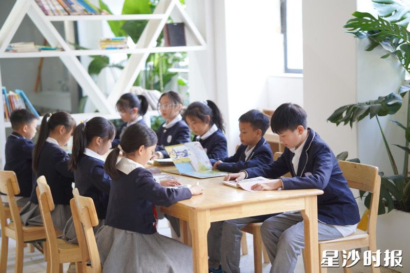 图为育英会展小学学生专心致志地阅读。