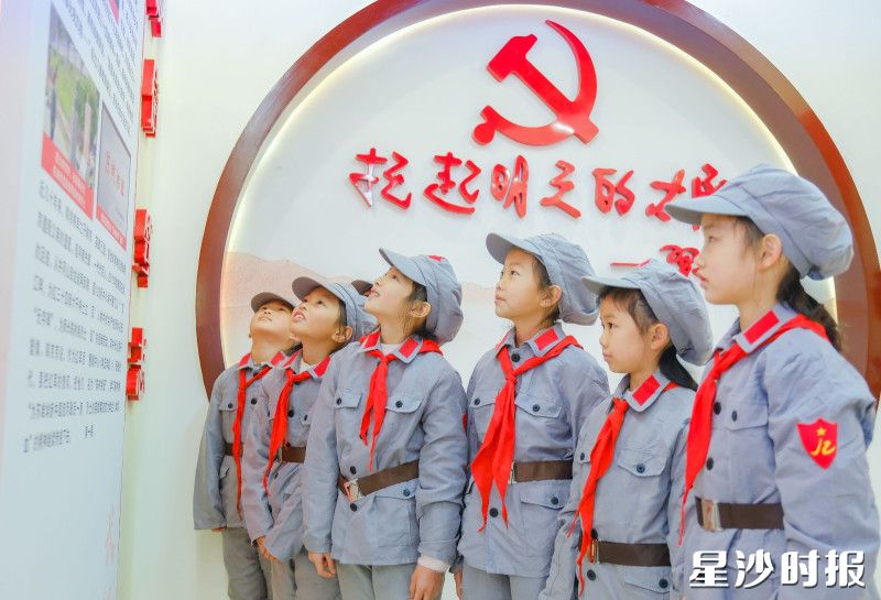 图为红星讲解员在陈树湘红军小学陈列室学习树湘精神。