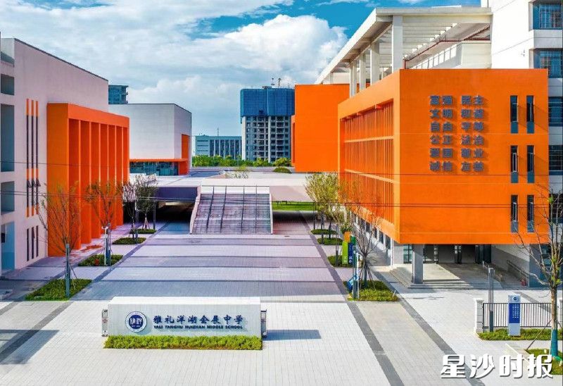 雅礼洋湖会展中学采用长沙市雅礼中学的管理模式和课程教学方式，图为校园环境。