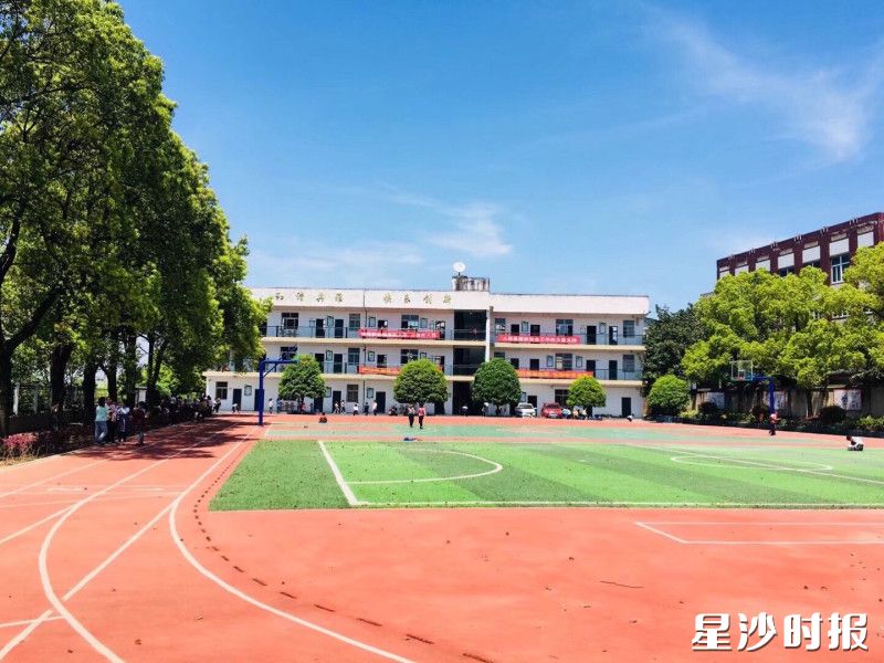 图为鹿芝小学校园。