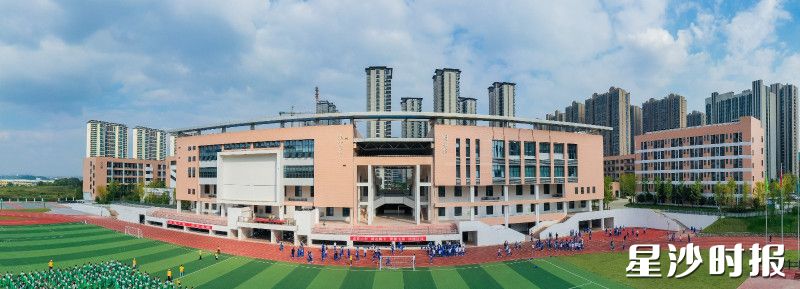 图为湖南师大附中星沙实验学校校园，环境优美，建筑大气。