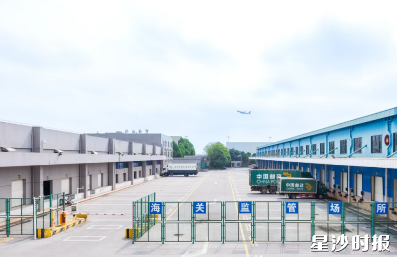 “邮快跨”业务集约监管新模式入选全国自贸试验区第五批“最佳实践案例”。刘思源 摄