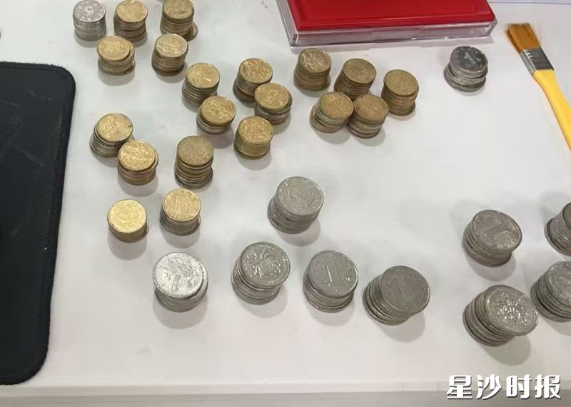 工作人员清点的硬币。星沙农商银行供图