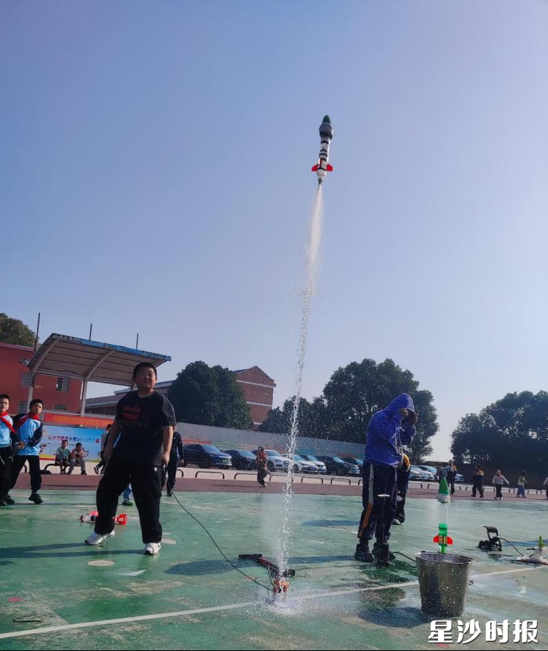 比赛现场,水火箭惊艳升空。临空教育集团供图 比赛现场,水火箭惊艳升空。临空教育集团供图
