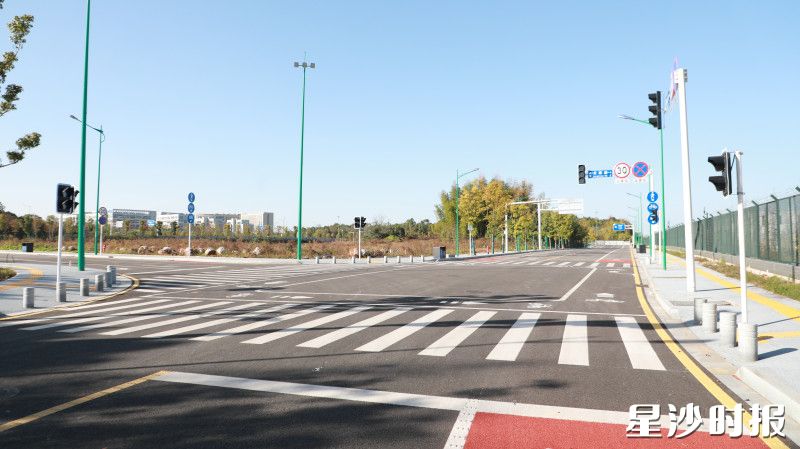 新建道路清晰醒目的交通标线指引着方向。均为长沙自贸临空区供图