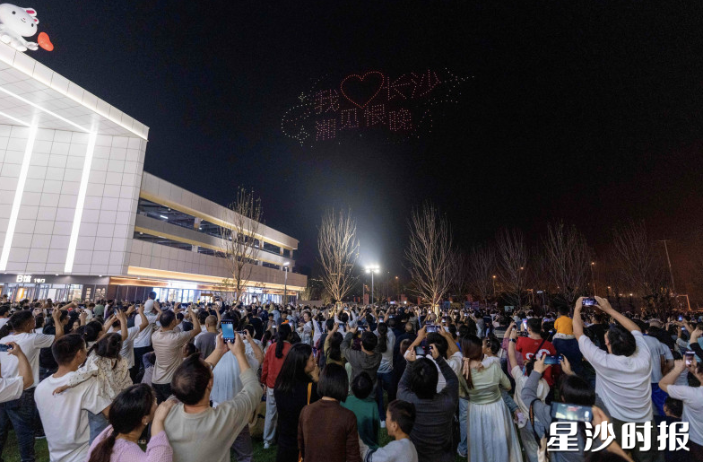 杉杉奥莱打造多元消费场景点亮“夜经济”。图为举办无人机灯光秀吸引消费者观赏。