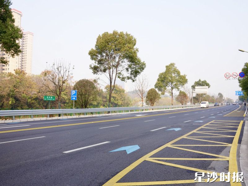 东升路上,崭新的沥青路面平坦如砥。均为杨欣雨 摄 东升路上,崭新的沥青路面平坦如砥。均为杨欣雨 摄