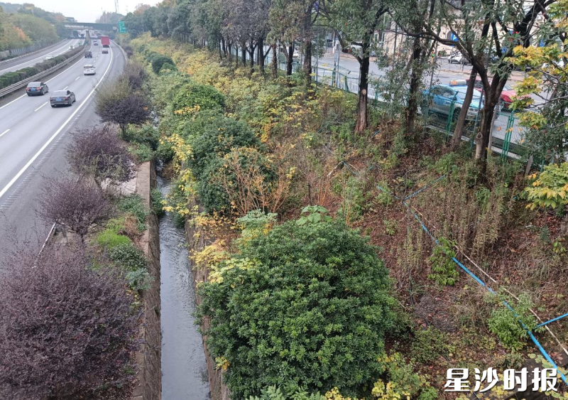 修缮前,东升路该路段靠近高速一侧的边坡防护出现损毁脱空,存在较大安全隐患。 修缮前,东升路该路段靠近高速一侧的边坡防护出现损毁脱空,存在较大安全隐患。